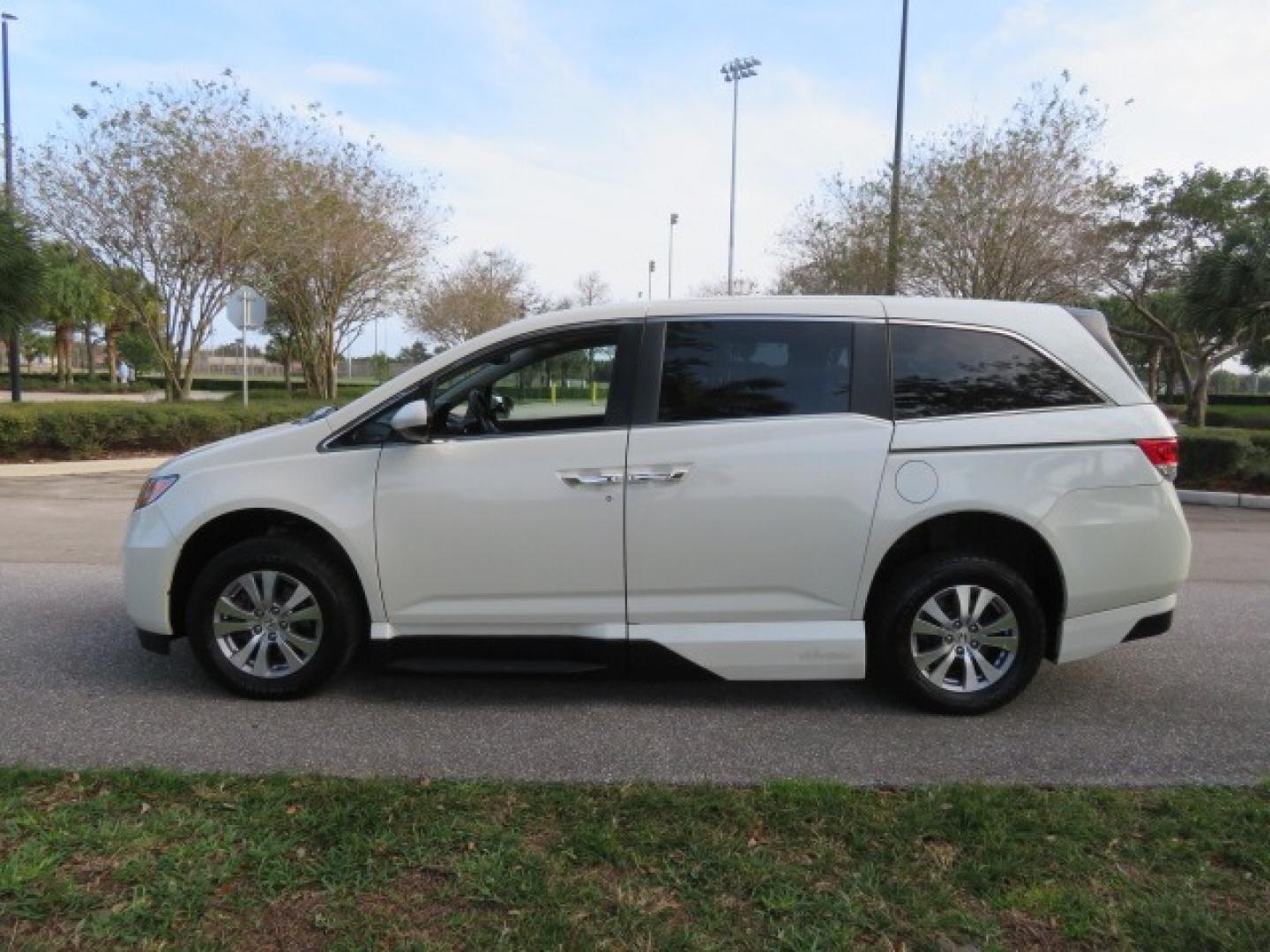 2016 White /Truffle Honda Odyssey (5FNRL5H63GB) , Automatic transmission, located at 4301 Oak Circle #19, Boca Raton, FL, 33431, (954) 561-2499, 26.388861, -80.084038 - You are looking at Gorgeous Pearl White Diamond 2016 Honda Odyssey EX-L VMI Northstar Handicap Wheelchair Conversion Van with 79K Original Miles, In-Floor Power Side Entry Ramp with Kneeling Van Function, Passenger Side 6 Way Transfer Seat, Quick Release Driver's Seat, Hand Controls, Tie Down System - Photo#14